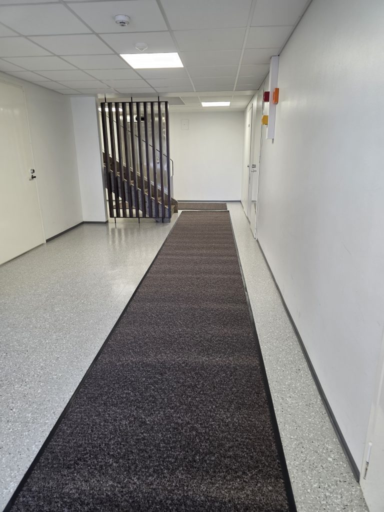 Pitkä käytävämatto harmaa