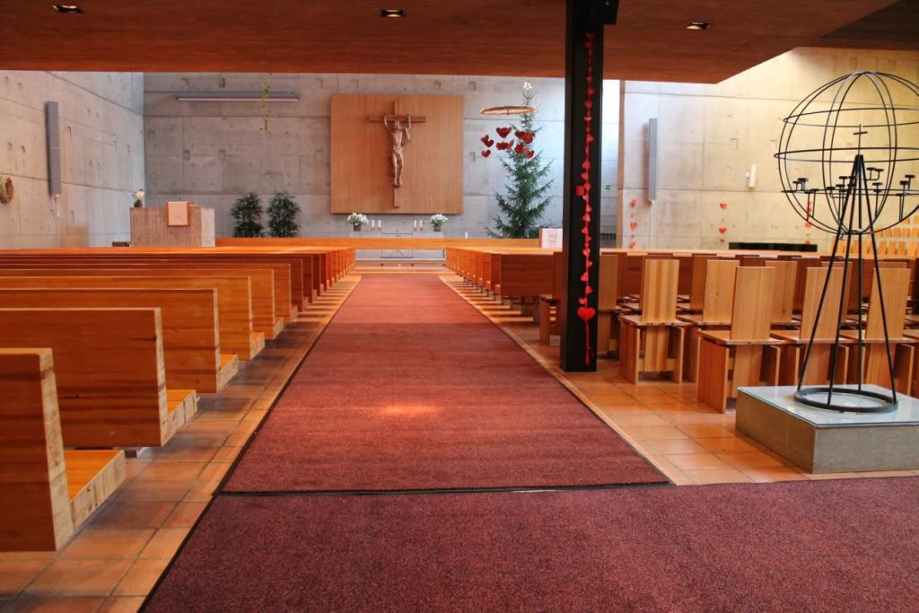 Pitkä käytävämatto punainen