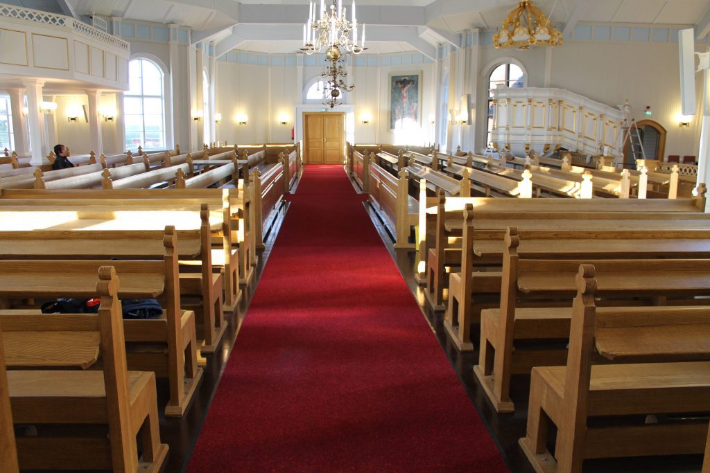 Pitkä ja kapea käytävämatto punainen