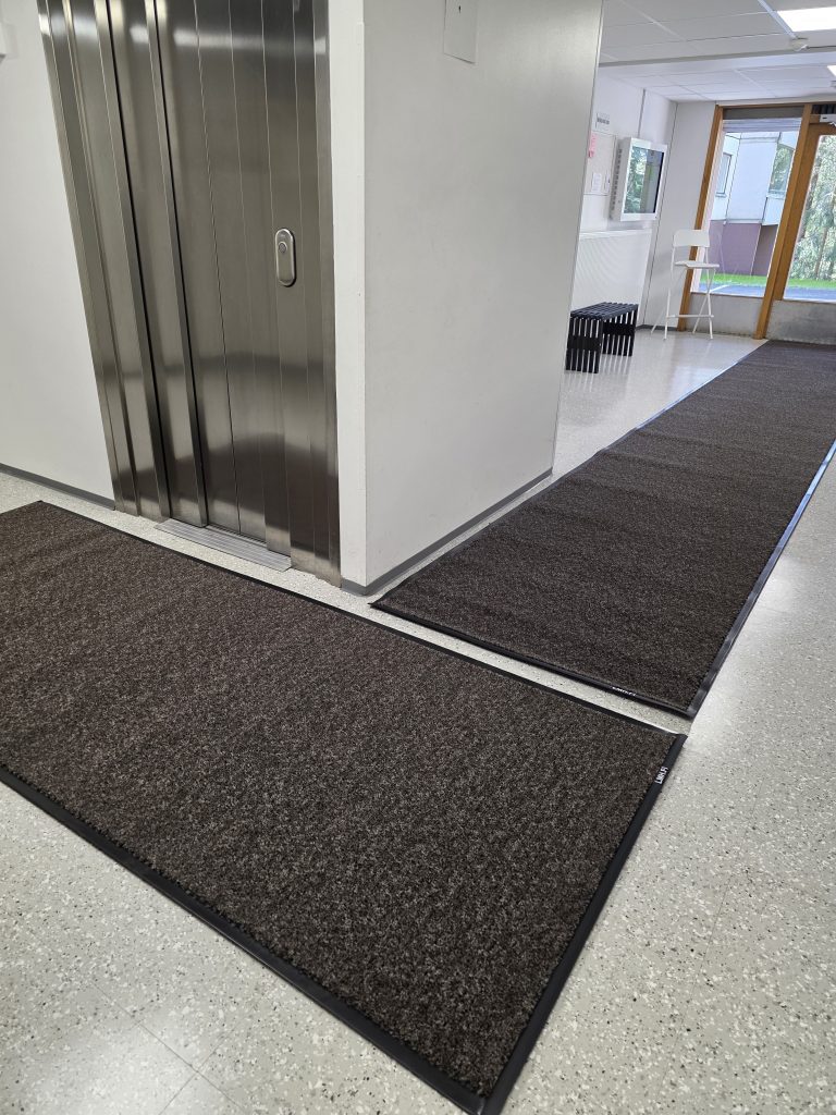 Pitkä ja kapea sisääntulomatto harmaa