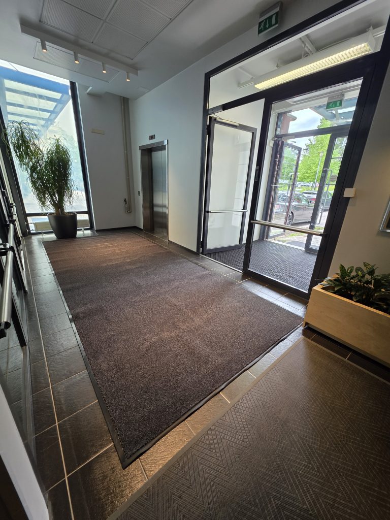 Leveä sisääntulomatto harmaa