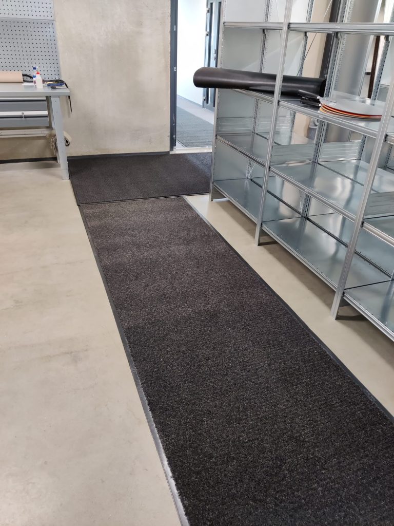 Räätälöity käytävämatto harmaa