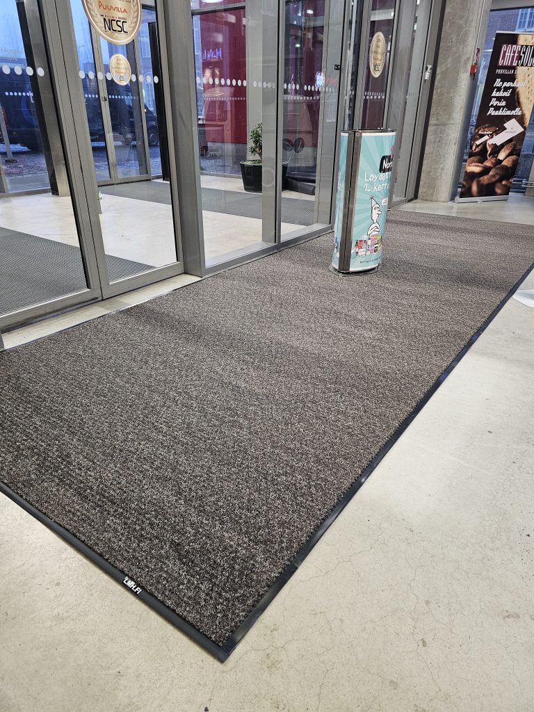 Leveä tuulikaappimatto harmaa