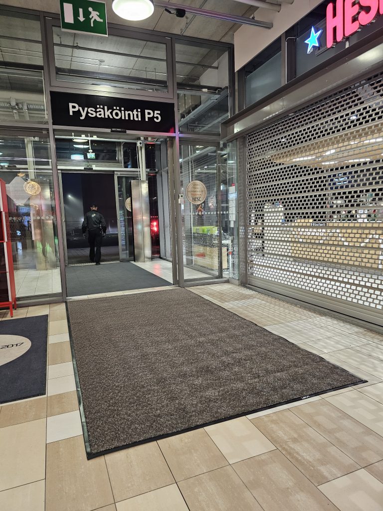 Tuulikaappimatto kauppakeskus