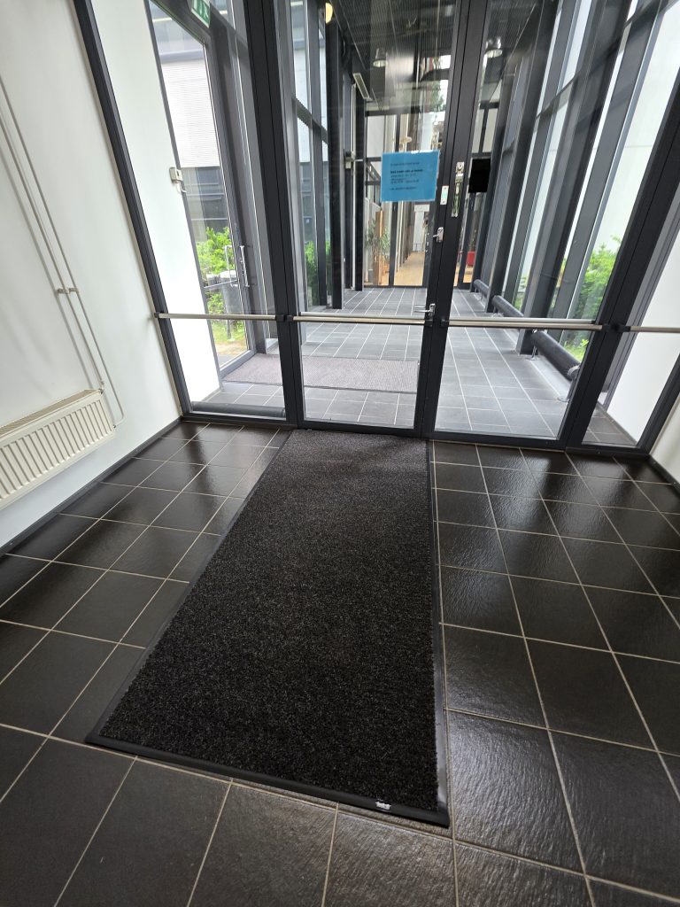 Kapea tuulikaappimatto harmaa